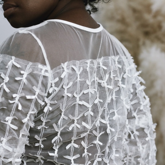 White cropped mesh bow top with bell sleeve - Picture 5 of 6